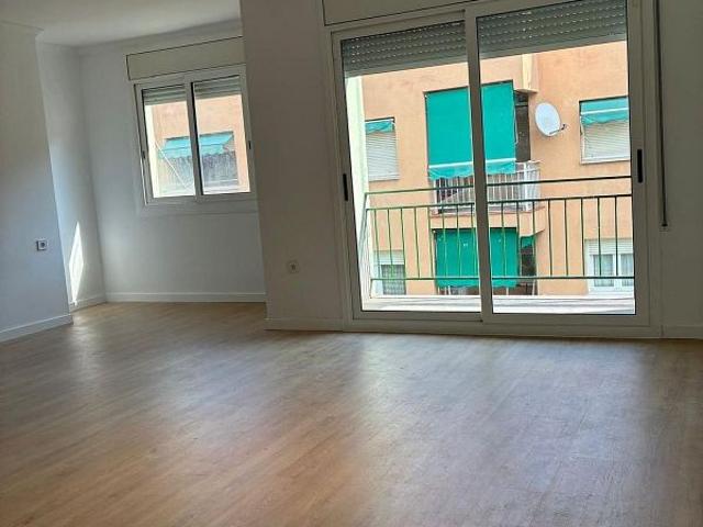Piso en venta en calle De González, Cerdanyola del Vallès, de 77 m² 3 habitaciones por 279.000