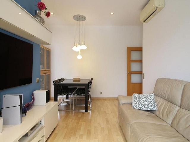 Piso en venta en calle De Huelva, Barcelona, de 46 m² 3 habitaciones por 292.000