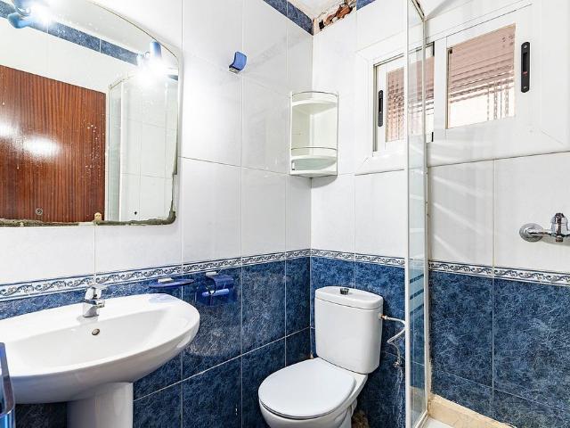 Piso en venta en calle De Juan Valera, Badalona, de 43 m² 2 habitaciones por 130.000