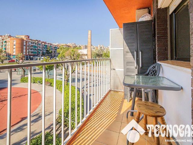 Piso en venta en calle De Juan Valera, Badalona, de 79 m² 3 habitaciones por 259.900