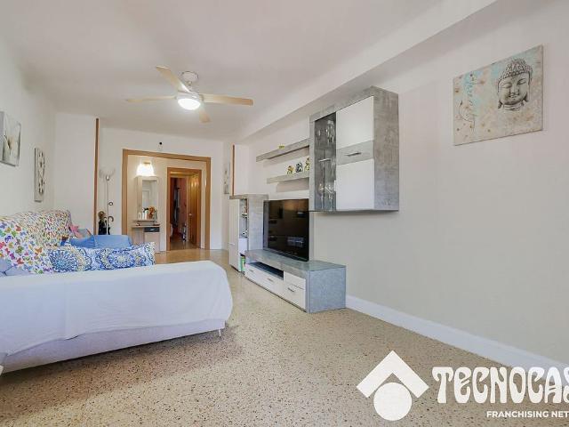 Piso en venta en calle De Juan Valera, Badalona, de 79 m² 3 habitaciones por 259.900