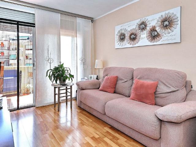 Piso en venta en calle De Juan Valera, Badalona, de 89 m² 4 habitaciones por 260.000