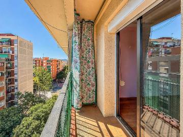Piso en venta en calle De Julián Besteiro, Barcelona, de 66 m² 3 habitaciones por 310.000