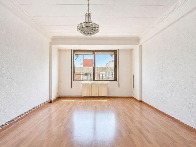 Piso en venta en calle De Julián Besteiro, Barcelona, de 66 m² 3 habitaciones por 310.000