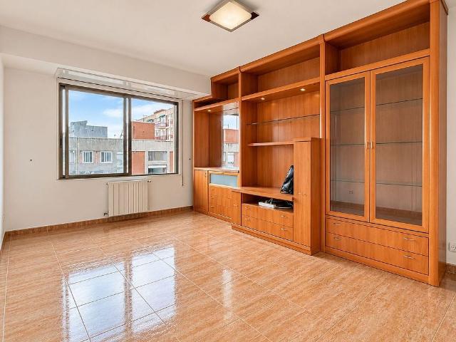 Piso en venta en calle De Julián Besteiro, Barcelona, de 66 m² 3 habitaciones por 320.000