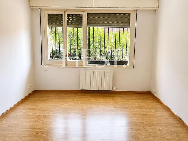 Piso en venta en calle De Jericó, Barcelona, de 63 m² 4 habitaciones por 355.000