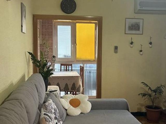 Piso en venta en calle De Joaquim Valls, Barcelona, de 63 m² 3 habitaciones por 190.000