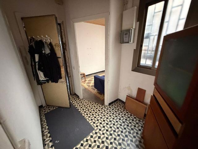Piso en venta en calle De Joaquín Costa, Barcelona, de 64 m² 4 habitaciones por 229.000