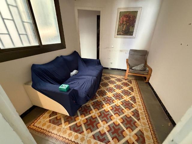 Piso en venta en calle De Joaquín Costa, Barcelona, de 64 m² 4 habitaciones por 235.000