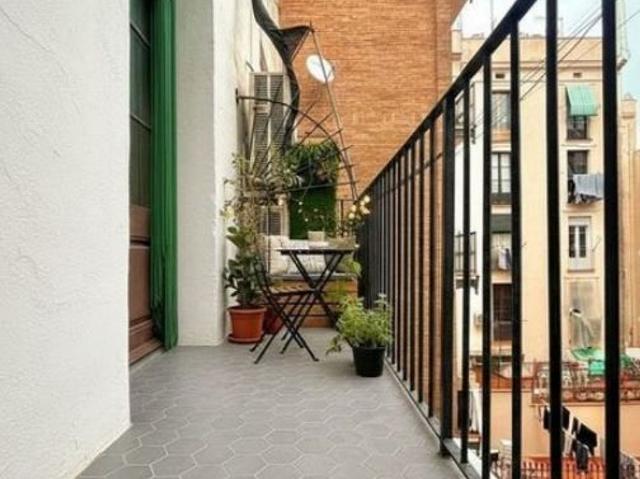 Piso en venta en calle De Joaquín Costa, Barcelona, de 94 m² 4 habitaciones por 335.000