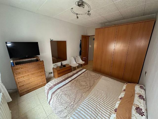 Piso en venta en calle De Josep Masgrau i Tió, Cornellà de Llobregat, de 75 m² 3 habitaciones por 250.000