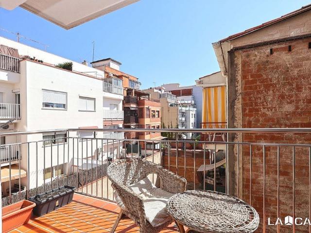 Piso en venta en calle De Josep Anselm Clavé, Esplugues de Llobregat, de 70 m² 4 habitaciones por 322.000