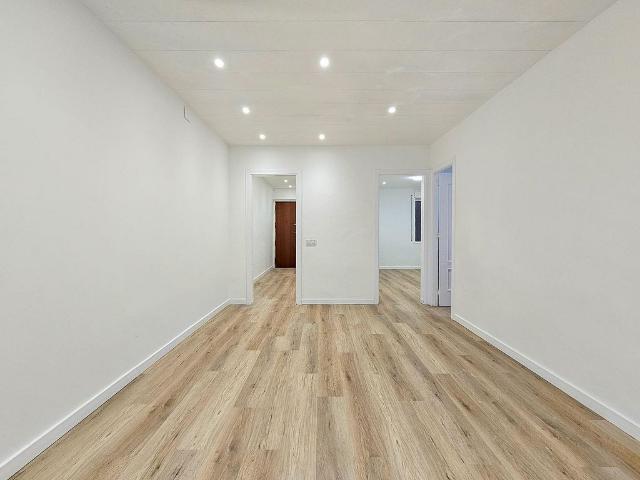 Piso en venta en calle De la Mare de Déu de Port, Barcelona, de 70 m² 2 habitaciones por 249.000