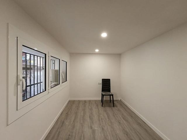 Piso en venta en calle De la Cera, Barcelona, de 211 m² 3 habitaciones por 350.000