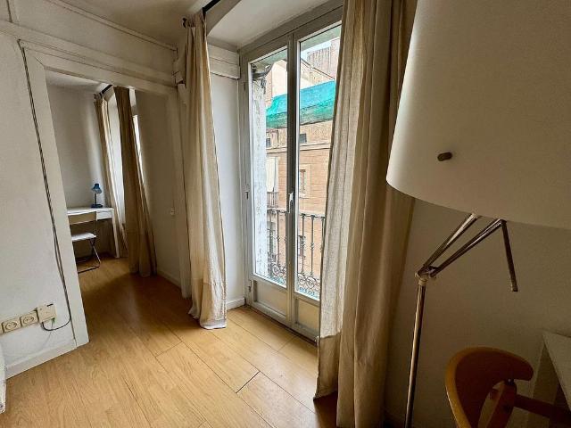 Piso en venta en calle De la Cera, Barcelona, de 87 m² 3 habitaciones por 281.000