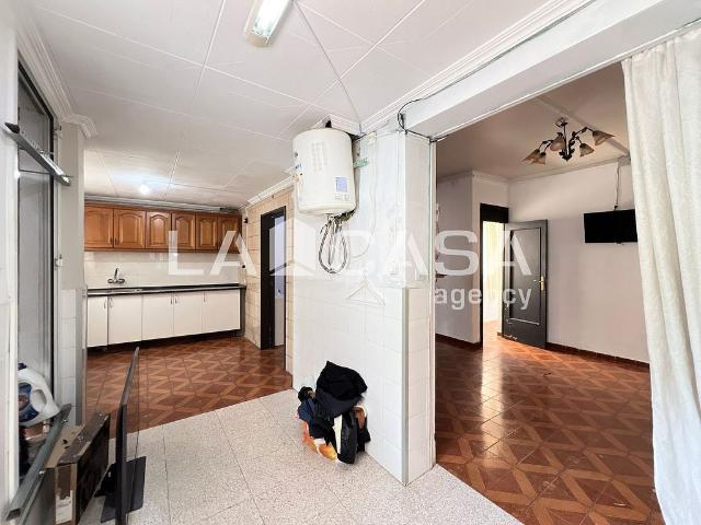 Piso en venta en calle De la Circumvallació, Santa Coloma de Gramanet, de 90 m² 3 habitaciones por 169.000