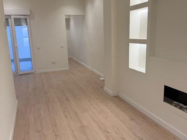 Piso en venta en calle De la Conca de Tremp, Barcelona, de 46 m² 2 habitaciones por 215.000