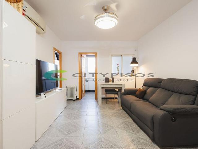 Piso en venta en calle De la Constitució, Barcelona, de 66 m² 2 habitaciones por 335.000