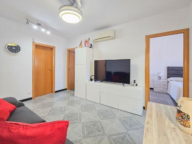 Piso en venta en calle De la Constitució, Barcelona, de 69 m² 2 habitaciones por 349.000