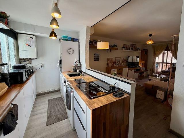 Piso en venta en calle De la Florida, Cornellà de Llobregat, de 90 m² 4 habitaciones por 329.000
