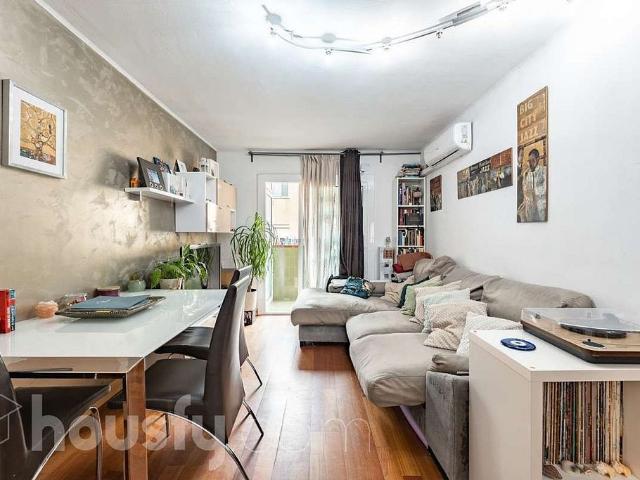 Piso en venta en calle De la Gasela, Barcelona, de 65 m² 3 habitaciones por 240.000
