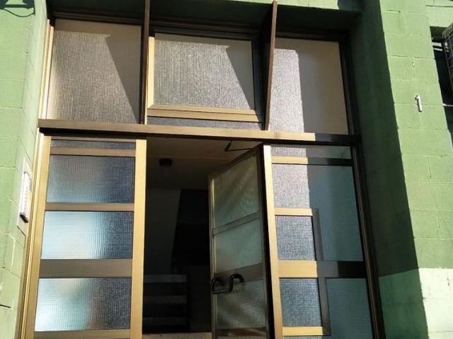 Piso en venta en calle De la Garona, Sabadell, de 63 m² 2 habitaciones por 53.000