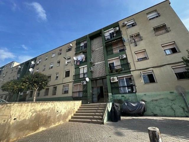 Piso en venta en calle De la Garona, Sabadell, de 82 m² 4 habitaciones por 87.000