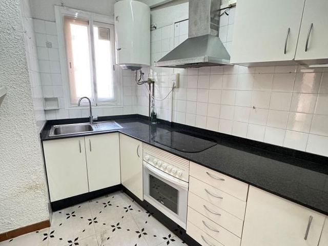 Piso en venta en calle De la Garrotxa, Barcelona, de 56 m² 3 habitaciones por 275.000
