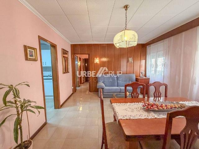 Piso en venta en calle De la Hispanitat, Terrassa, de 59 m² 3 habitaciones por 178.000