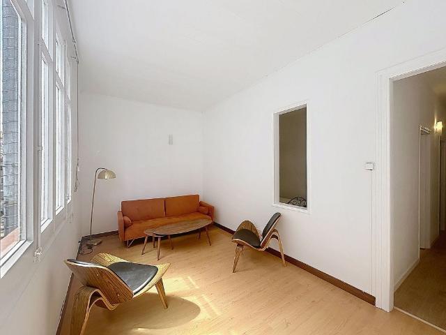 Piso en venta en calle De la Independència, Barcelona, de 60 m² 3 habitaciones por 270.000