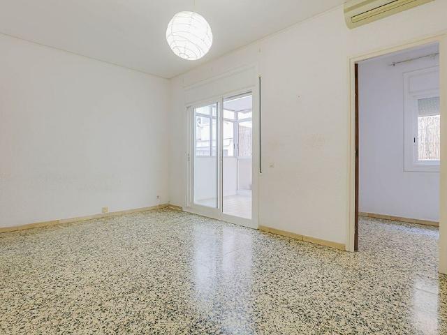 Piso en venta en calle De la Legalitat, Barcelona, de 70 m² 3 habitaciones por 390.000