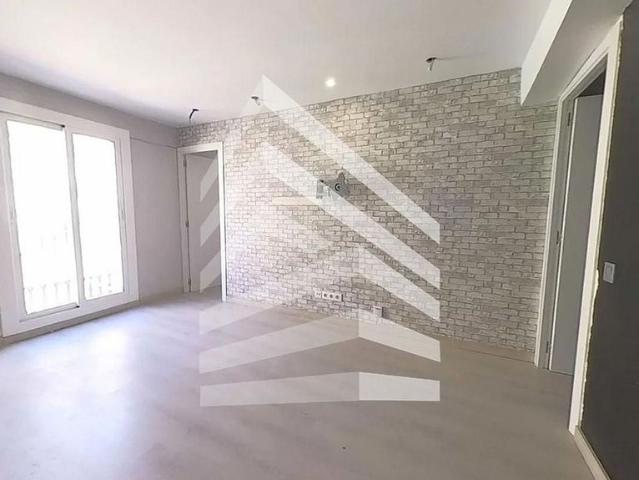 Piso en venta en calle De la Paloma, Barcelona, de 66 m² 4 habitaciones por 221.000