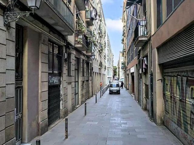 Piso en venta en calle De la Reina Amàlia, Barcelona, de 33 m² 1 habitación por 105.000