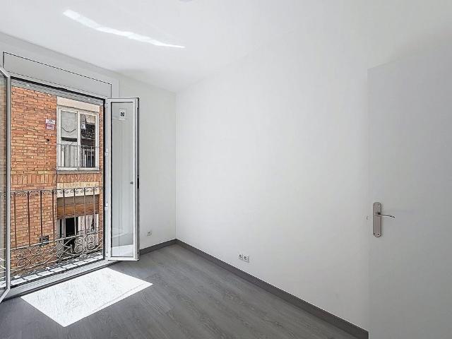 Piso en venta en calle De la Reina Amàlia, Barcelona, de 48 m² 2 habitaciones por 260.000