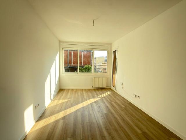 Piso en venta en calle De la Riera Blanca, Barcelona, de 81 m² 3 habitaciones por 350.000