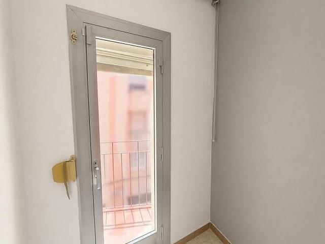 Piso en venta en calle De la Riera Blanca, Hospitalet de Llobregat, L´, de 50 m² 3 habitaciones por 184.000