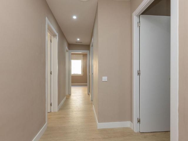 Piso en venta en calle De la Torre Dels Pardals, Barcelona, de 70 m² 3 habitaciones por 360.000