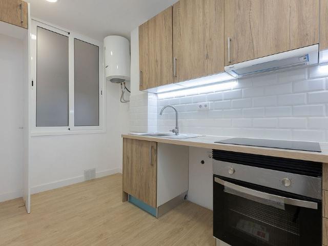 Piso en venta en calle De la Torre Dels Pardals, Barcelona, de 72 m² 3 habitaciones por 360.000