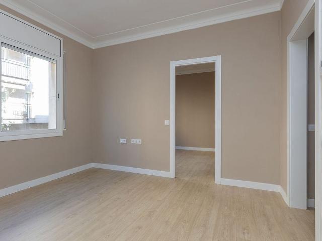 Piso en venta en calle De la Torre Dels Pardals, Barcelona, de 74 m² 3 habitaciones por 360.000