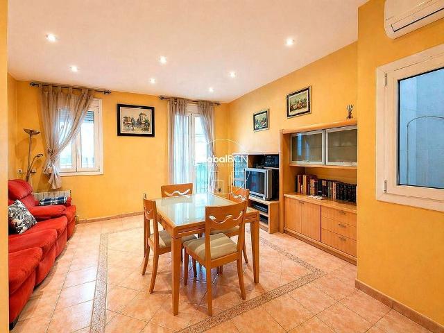 Piso en venta en calle De la Verge del Pilar, Cornellà de Llobregat, de 109 m² 3 habitaciones por 360.000
