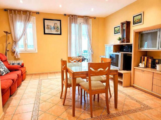 Piso en venta en calle De la Verge del Pilar, Cornellà de Llobregat, de 109 m² 3 habitaciones por 360.000