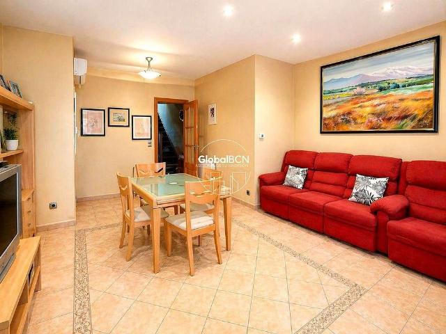 Piso en venta en calle De la Verge del Pilar, Cornellà de Llobregat, de 109 m² 3 habitaciones por 360.000