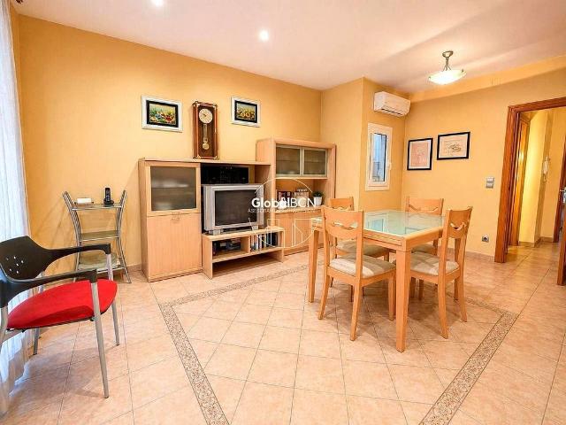 Piso en venta en calle De la Verge del Pilar, Cornellà de Llobregat, de 109 m² 3 habitaciones por 360.000