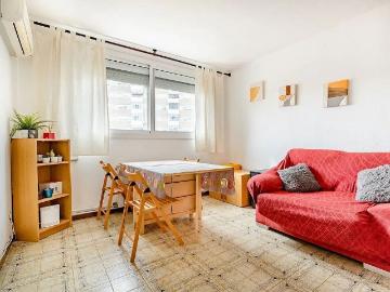 Piso en venta en calle De L'algarve, Badia del Vallès, de 72 m² 3 habitaciones por 190.000