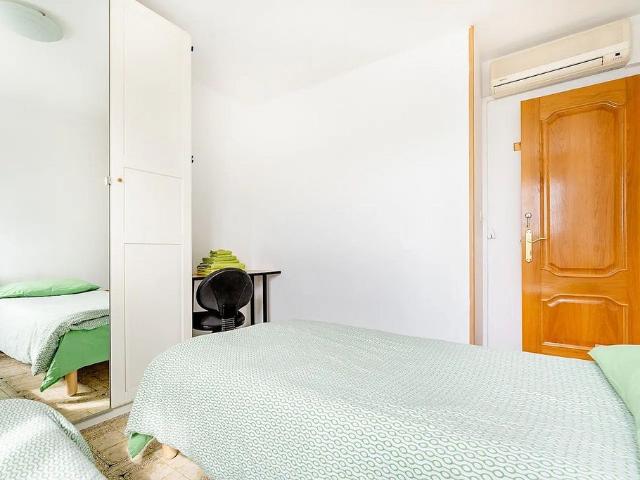Piso en venta en calle De L'algarve, Badia del Vallès, de 72 m² 3 habitaciones por 190.000