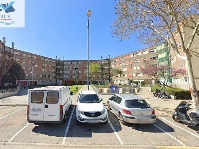 Piso en venta en calle De L'algarve, Badia del Vallès, de 66 m² 3 habitaciones por 70.000