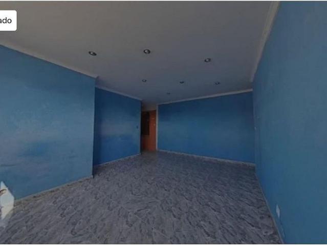 Piso en venta en calle De L'algarve, Badia del Vallès, de 66 m² 3 habitaciones por 80.000