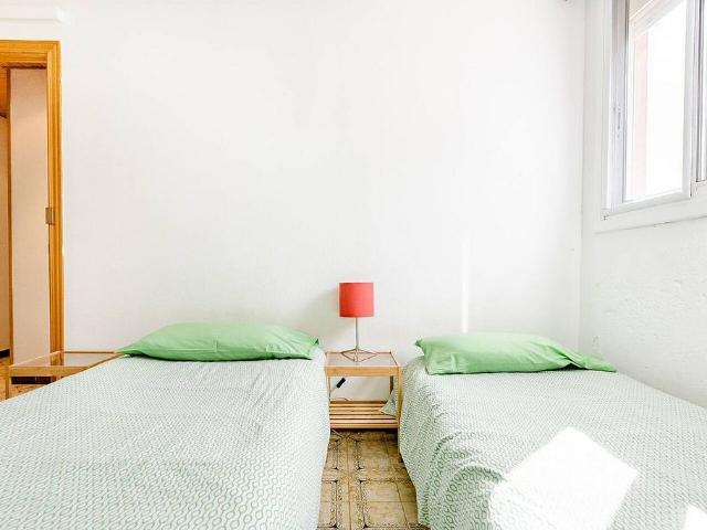 Piso en venta en calle De L'algarve, Badia del Vallès, de 72 m² 3 habitaciones por 190.000
