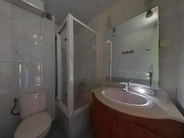 Piso en venta en calle De L'algarve, Badia del Vallès, de 74 m² 3 habitaciones por 88.000