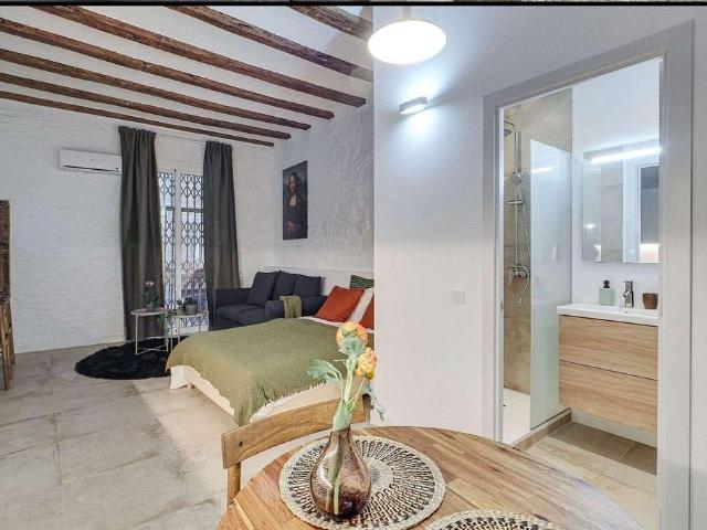Piso en venta en calle De L'argenter, Barcelona, de 27 m² 1 habitación por 180.000